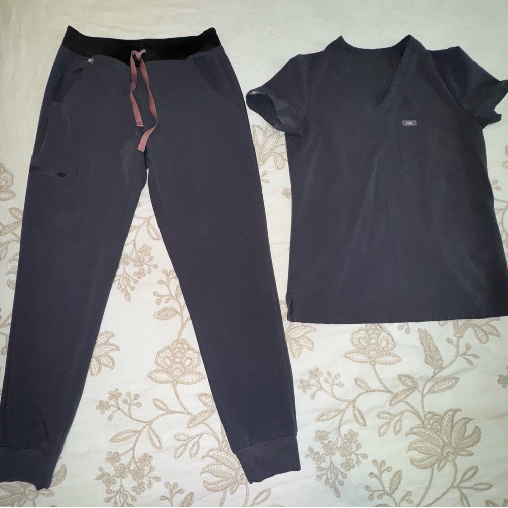 FIGS Charcoal Set with Pink Drawstrings